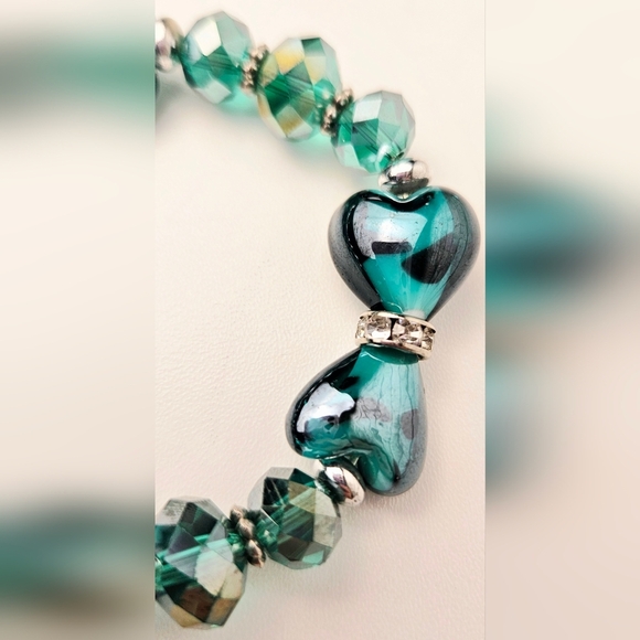 Teal Glass Heart Beaded Stretch Bracelet with Faceted Crystal Beads - Picture 4 of 6